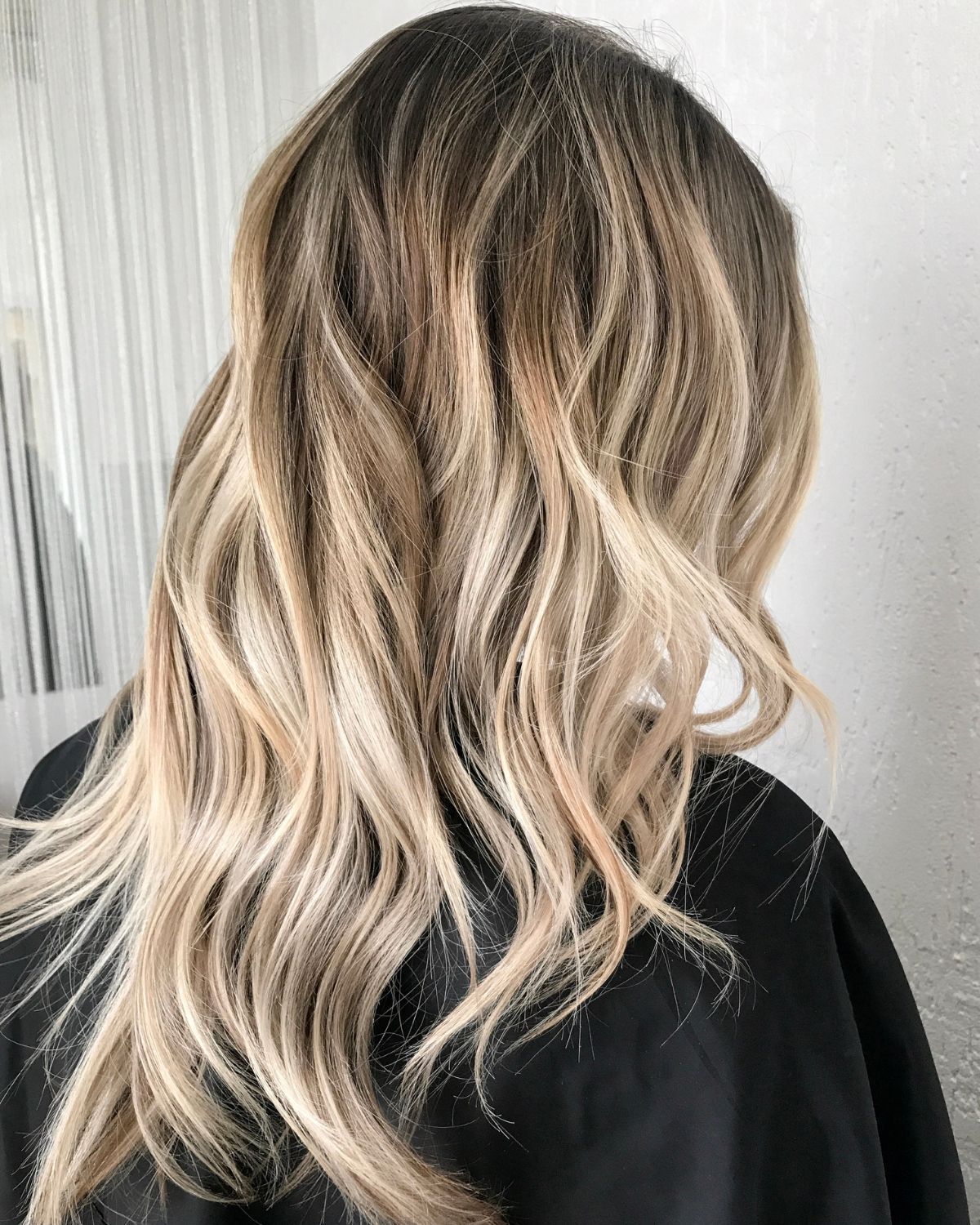 Golden Highlights màu tóc đẹp cho bạn gái cá tính