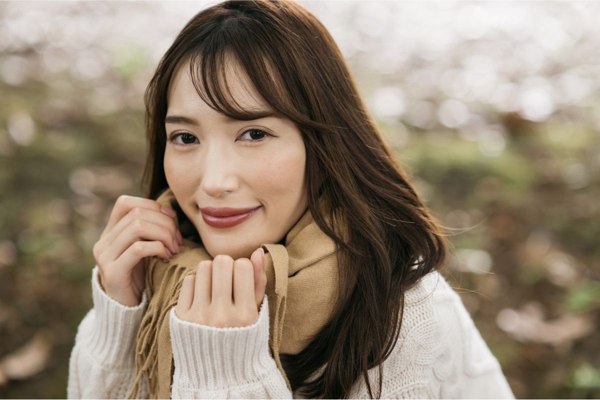 tóc màu nâu tây trầm cô gái tóc màu nâu đậm mặc áo len cười mỉm