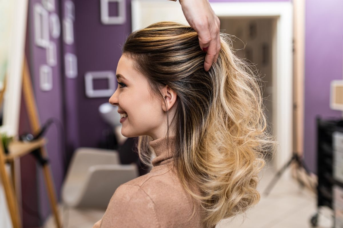 Golden Highlights màu tóc đẹp cho bạn gái cá tính