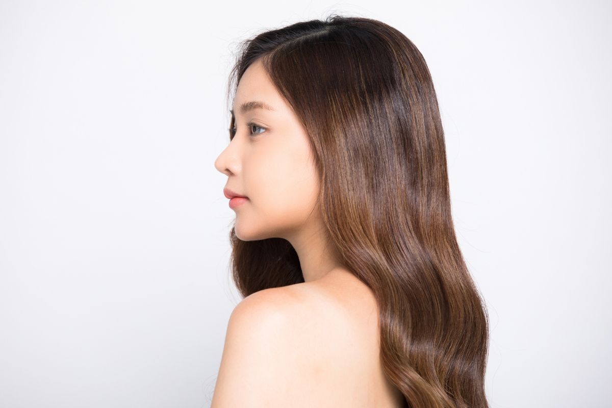 tóc màu nâu tây socola cô gái lưng trần tóc dài gơn sóng nhìn nghiêng trên nền trắng