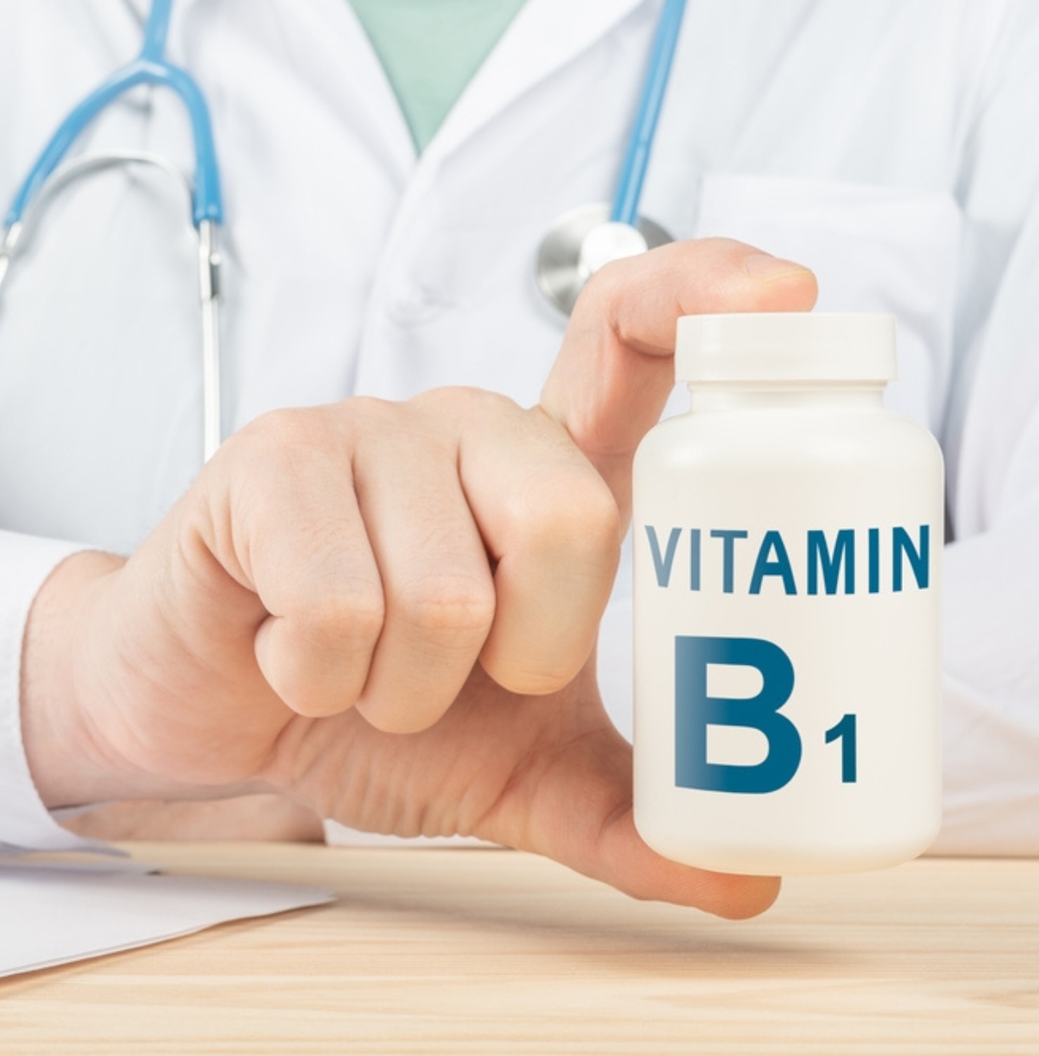 vitamin b1 có tác dụng gì cho tóc vitamin b1 là gì bác sĩ mặc áo blouse trắng cầm hũ thuốc vitamin b1