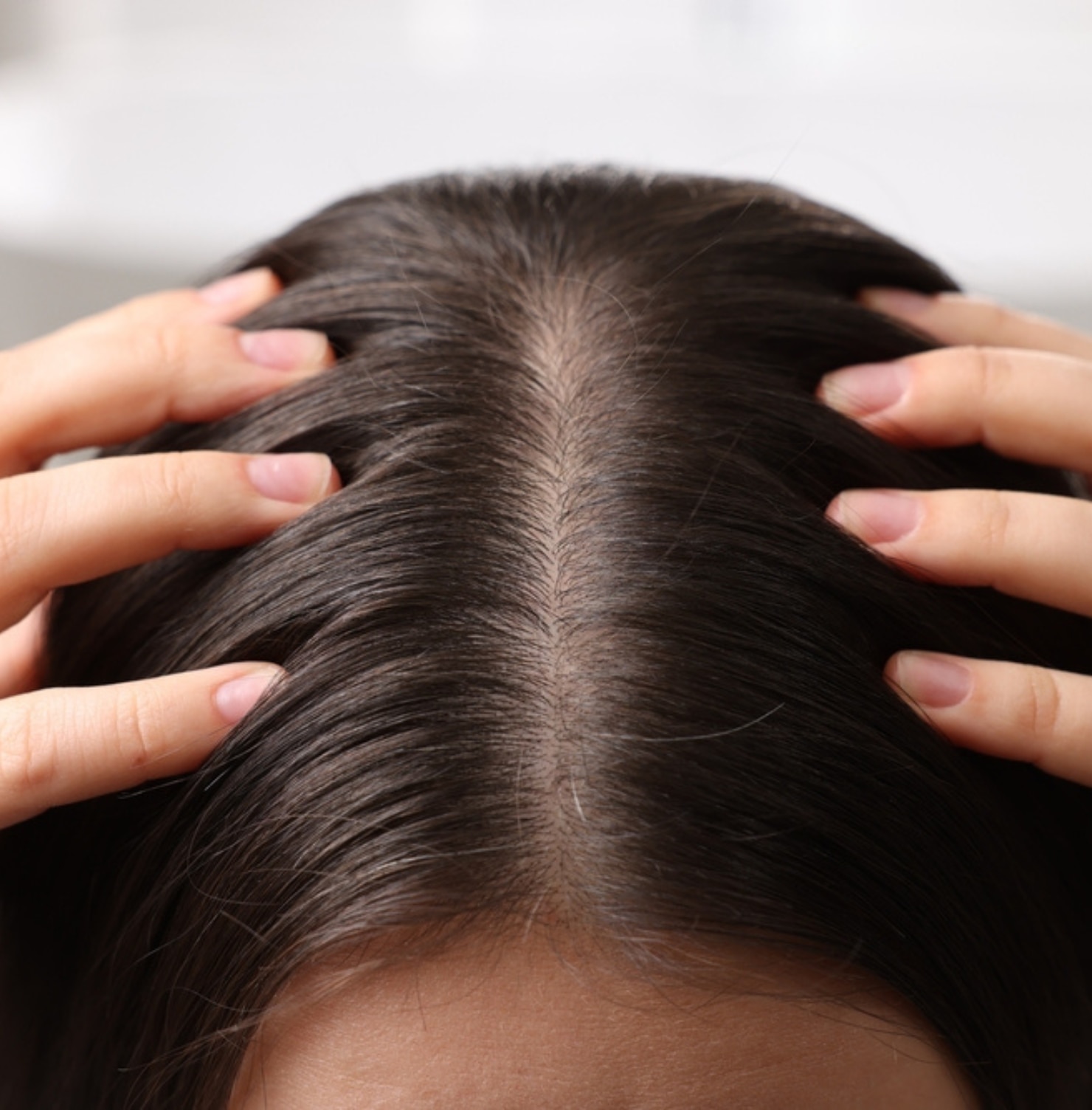 vitamin b1 có tác dụng gì cho tóc cô gái luồn các ngón tay vào tóc để lộ phần da đầu