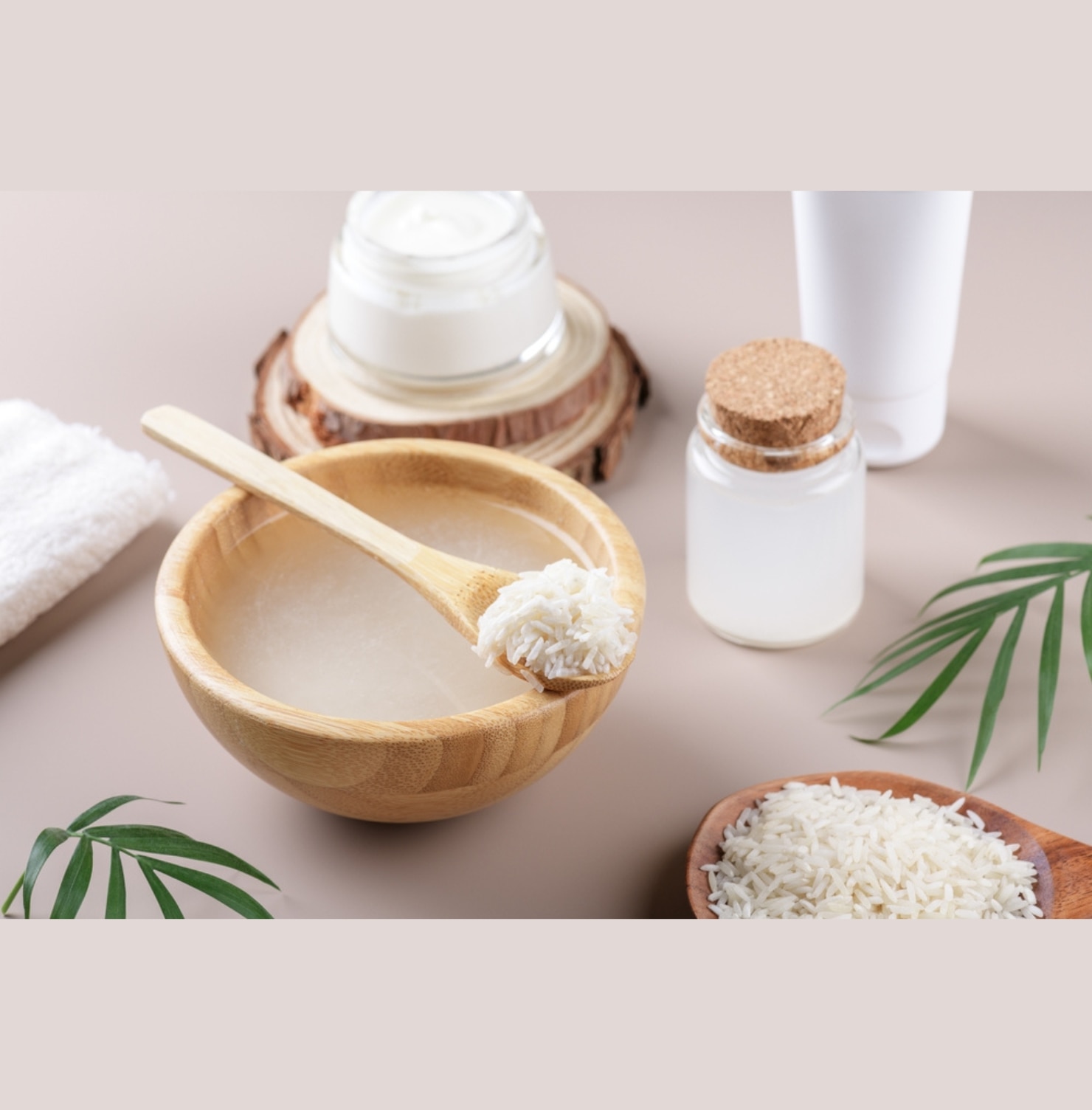 vitamin b1 có tác dụng gì cho tóc ủ tóc bằng vitamin b1 và nước vo gạo chén nước vo gạo bằng gỗ với cái muỗng đựng gạo nằm bên trên kế bên là chai đựng nước vo gạo nút bần