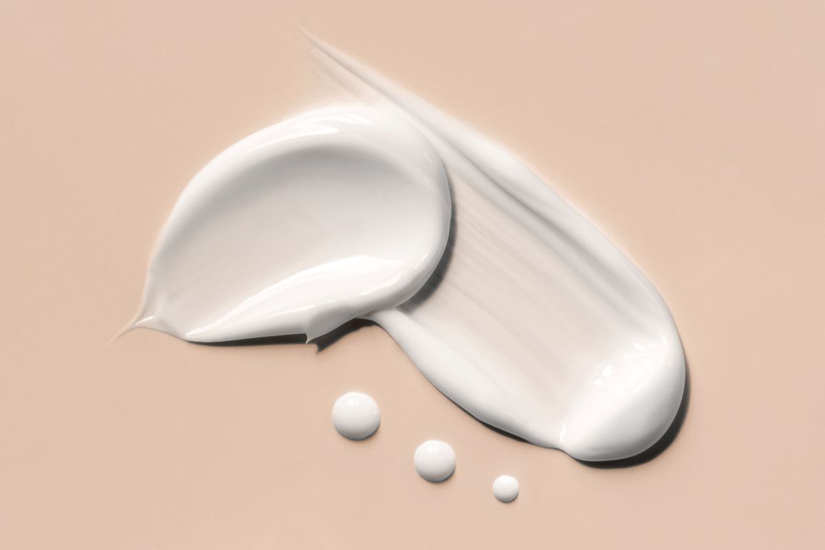 xịt khoáng có tác dụng gì tăng cường hấp thụ kem dưỡng và serum kết cấu kem dưỡng màu trắng trên nền màu da