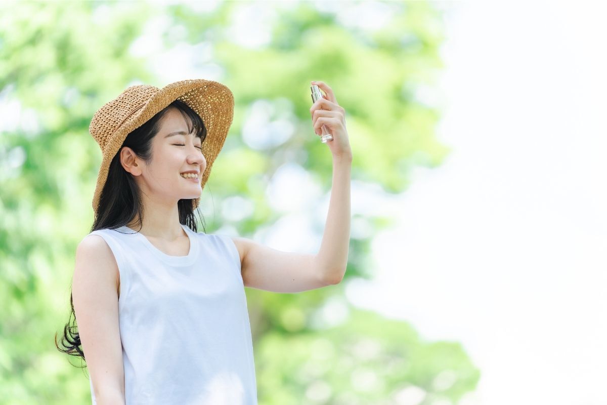 xịt khoáng có tác dụng gì làm mới lớp trang điểm 