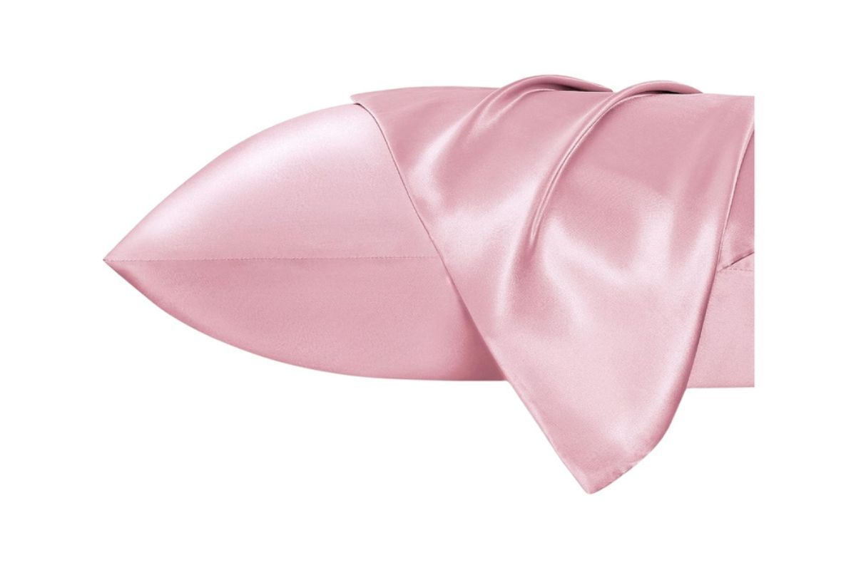 tóc bông xù ngủ trên vỏ gối lụa vỏ gối lụa màu hồng