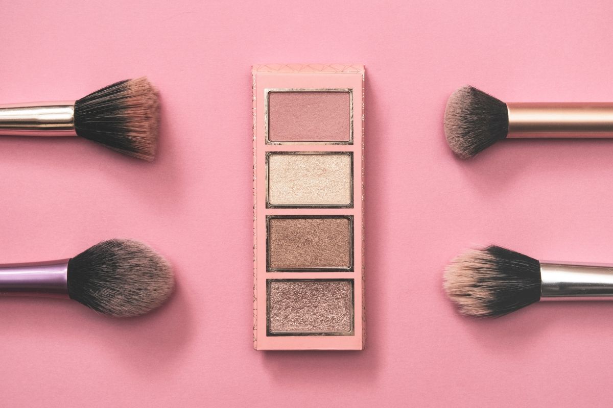 4 chiếc cọ phủ phấn và 1 bảng phấn má trên nền hồng