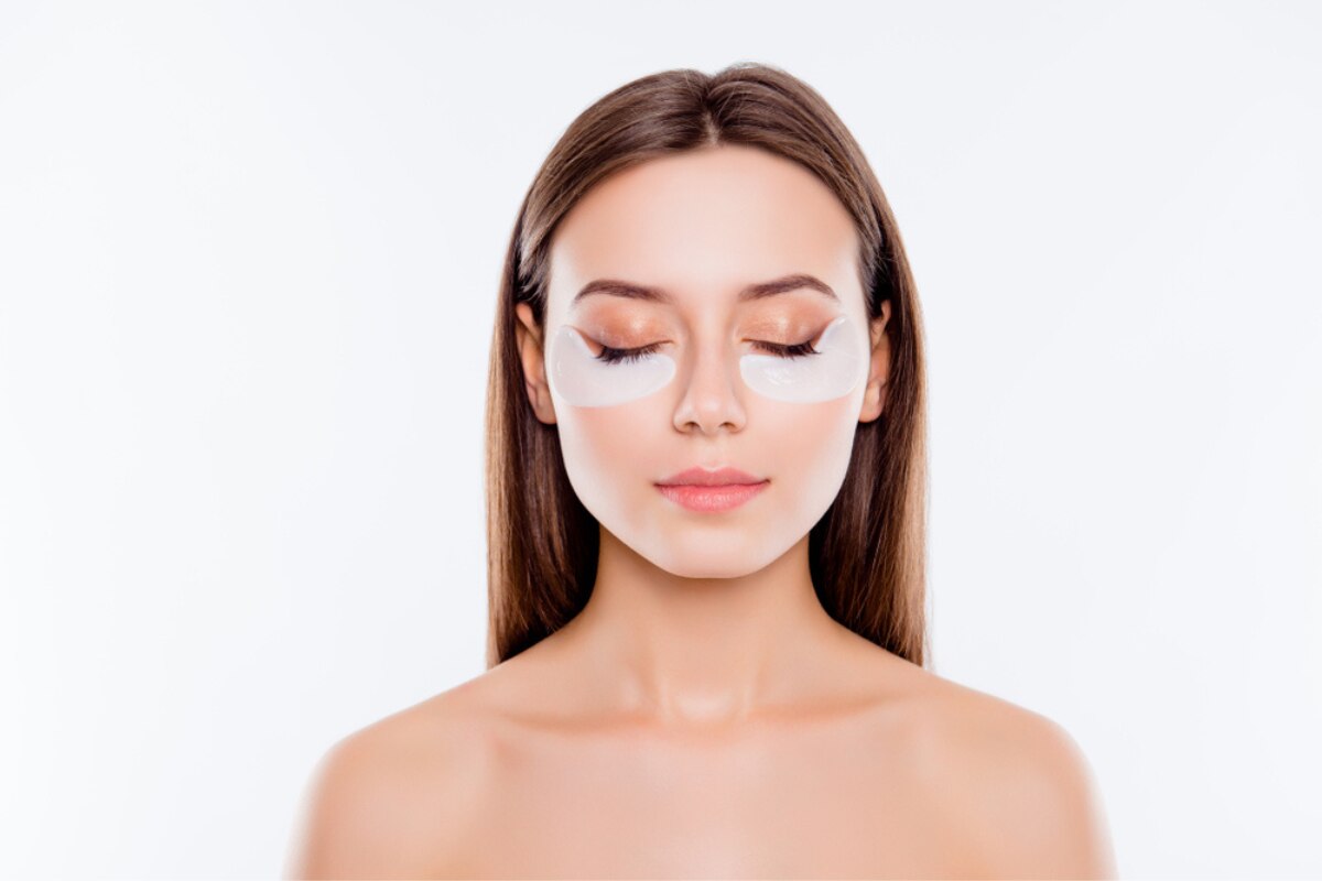 vitamin c có tác dụng gì với da mặt cải thiện quầng thâm dưới mắt cô gái nhắm mắt sử dụng mặt nạ dưỡng da vùng mắt