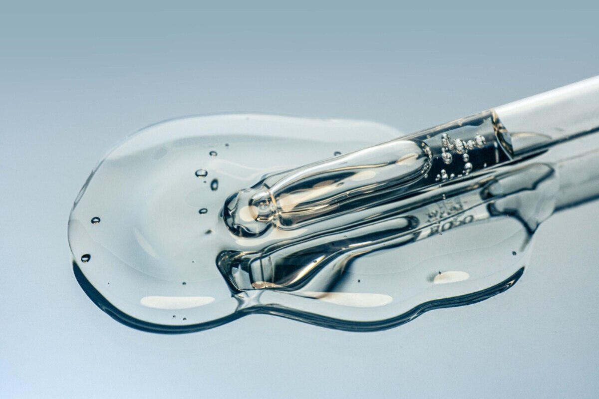 vitamin c có tác dụng gì với da mặt vitamin C nên kết hợp với hoạt chất nào niacinamide ống serum nằm trên kết cấu serum trên nền xanh nhạt