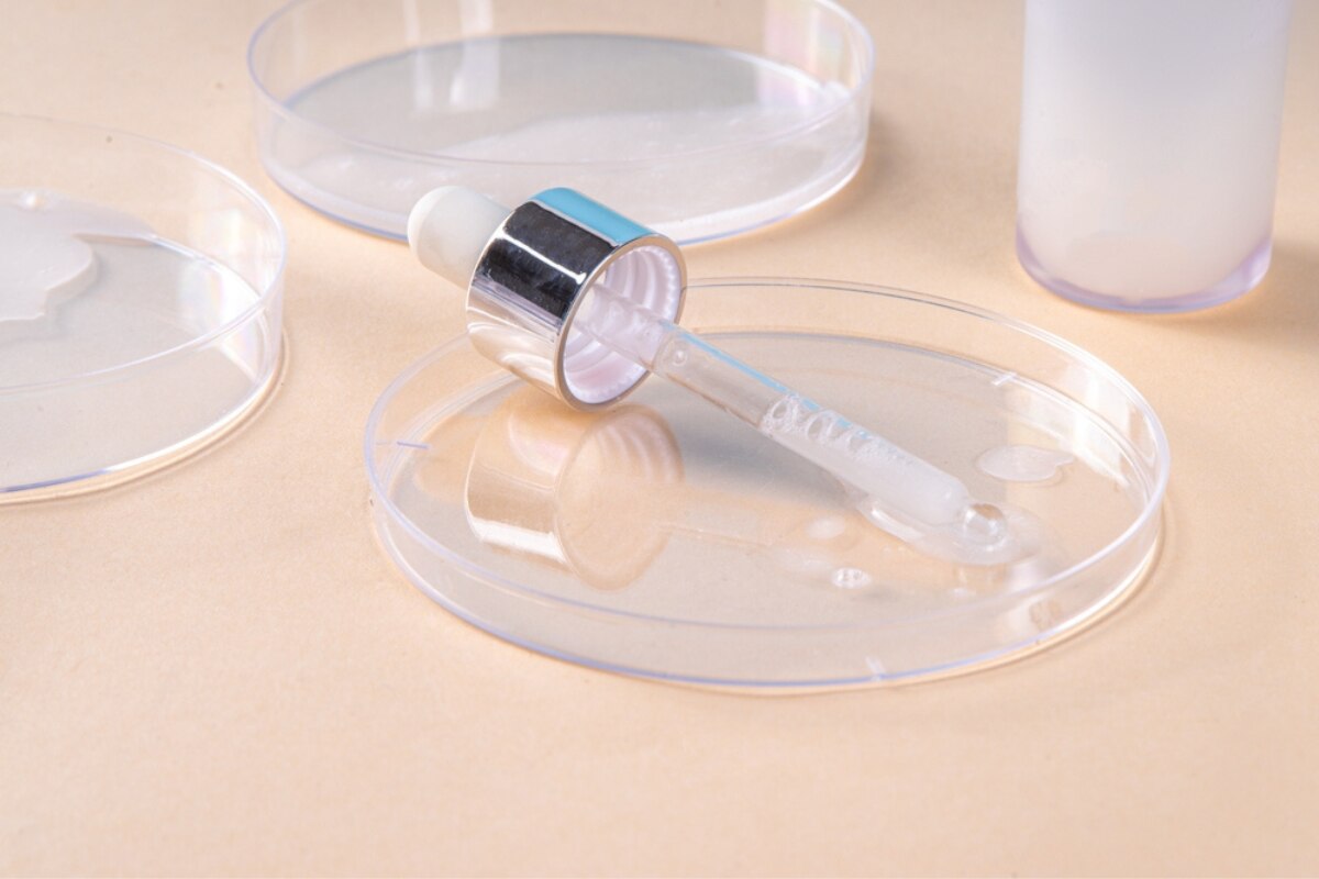 vitamin c có tác dụng gì với da mặt vitamin C nên kết hợp với hoạt chất nào peptide ống serum nằm trên dĩa thủy tinh hình tròn chứa kết cấu serum bên trong