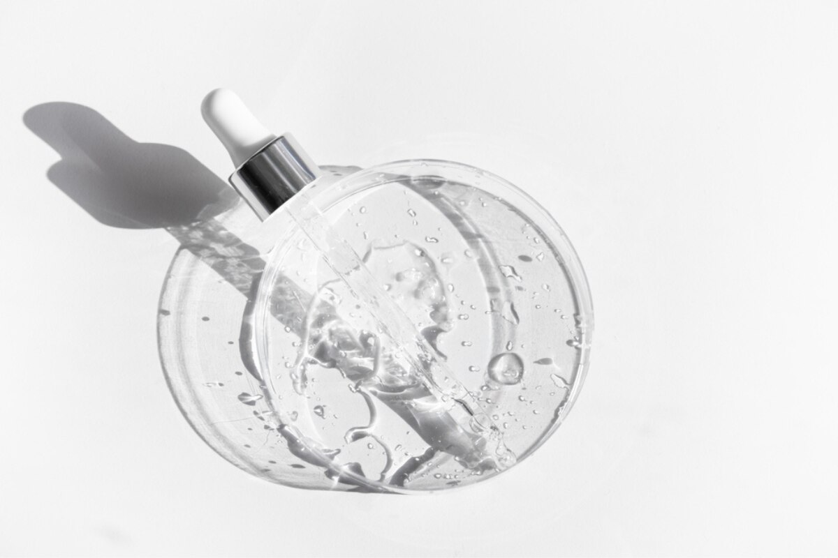 vitamin c có tác dụng gì với da mặt vitamin C nên kết hợp với hoạt chất nào axit hyaluronic ống serum màu trắng trong suốt trên nền trắng