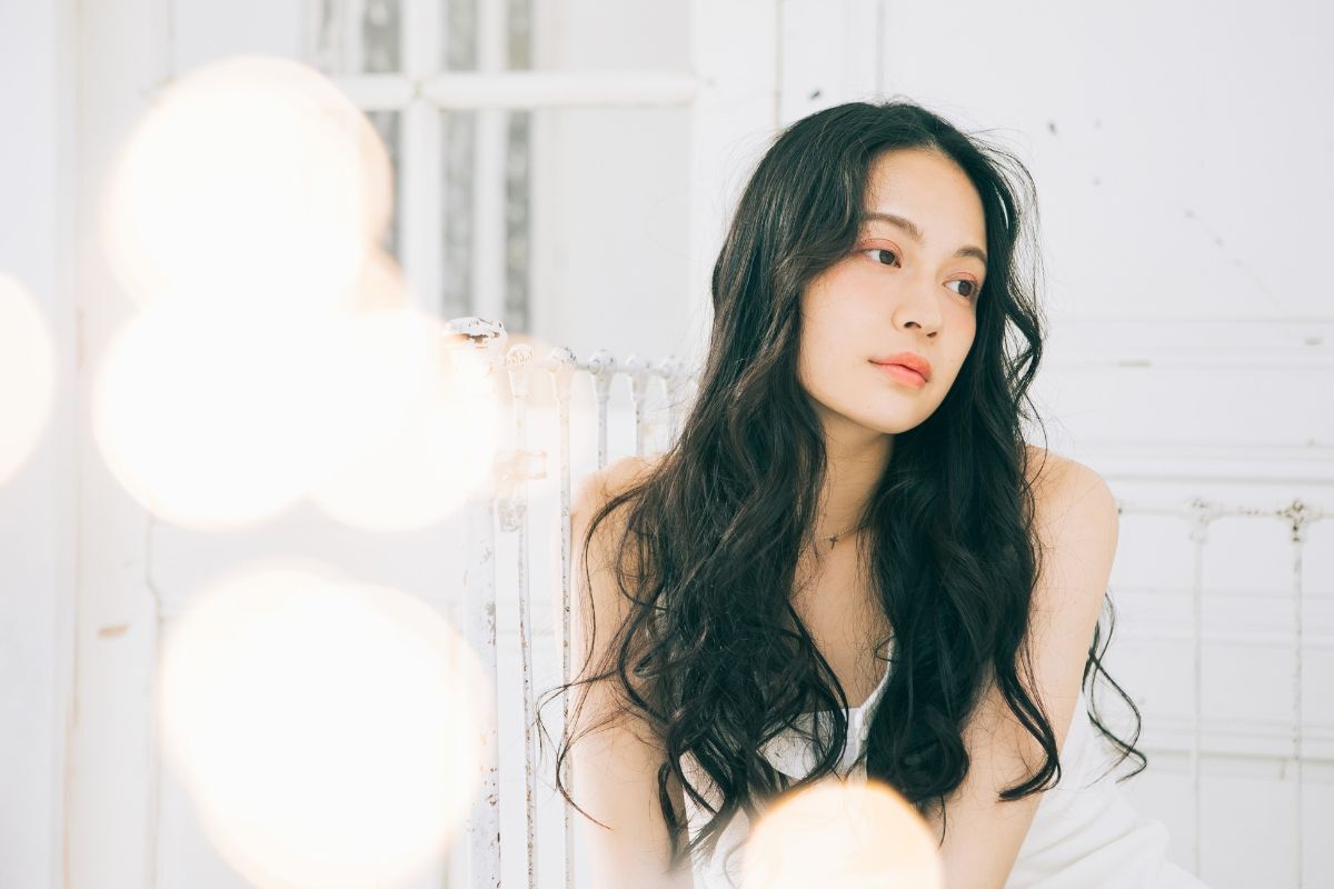 5 mẹo để có tóc uốn đẹp mà không bị già cô gái nhìn về phía bên phải