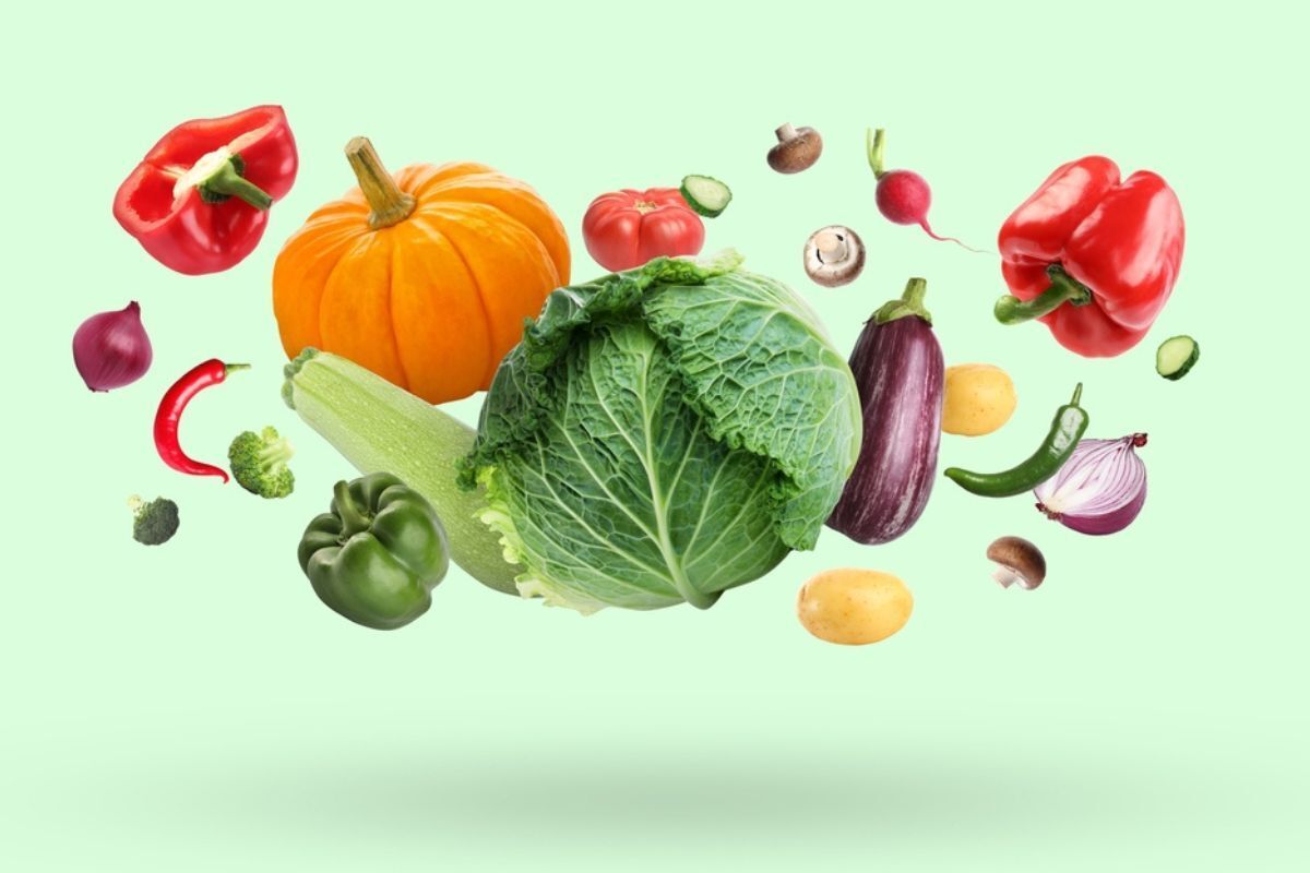 lợi ích của việc ăn chay lợi ích của việc ăn chay các loại rau củ quả ớt chuông bí đỏ cà tím cà chua hành tây nấm bắp cải trên nền xanh