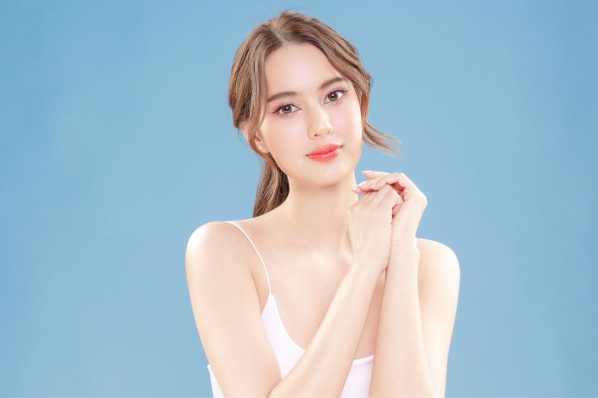 lợi ích của việc ăn chay lợi ích của việc ăn chay làn da trở nên khỏe mạnh hơn cô gái với làn da sáng mịn trên nền xanh