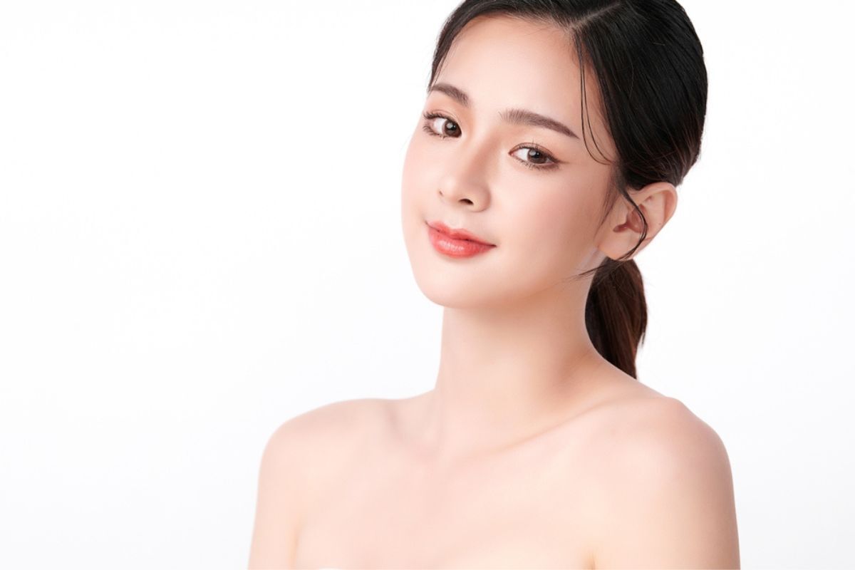 lợi ích của việc ăn chay lợi ích của việc ăn chay cải thiện độ đàn hồi của da cô gái chụp nửa người nhìn thẳng vào ống kính trên nền trắng