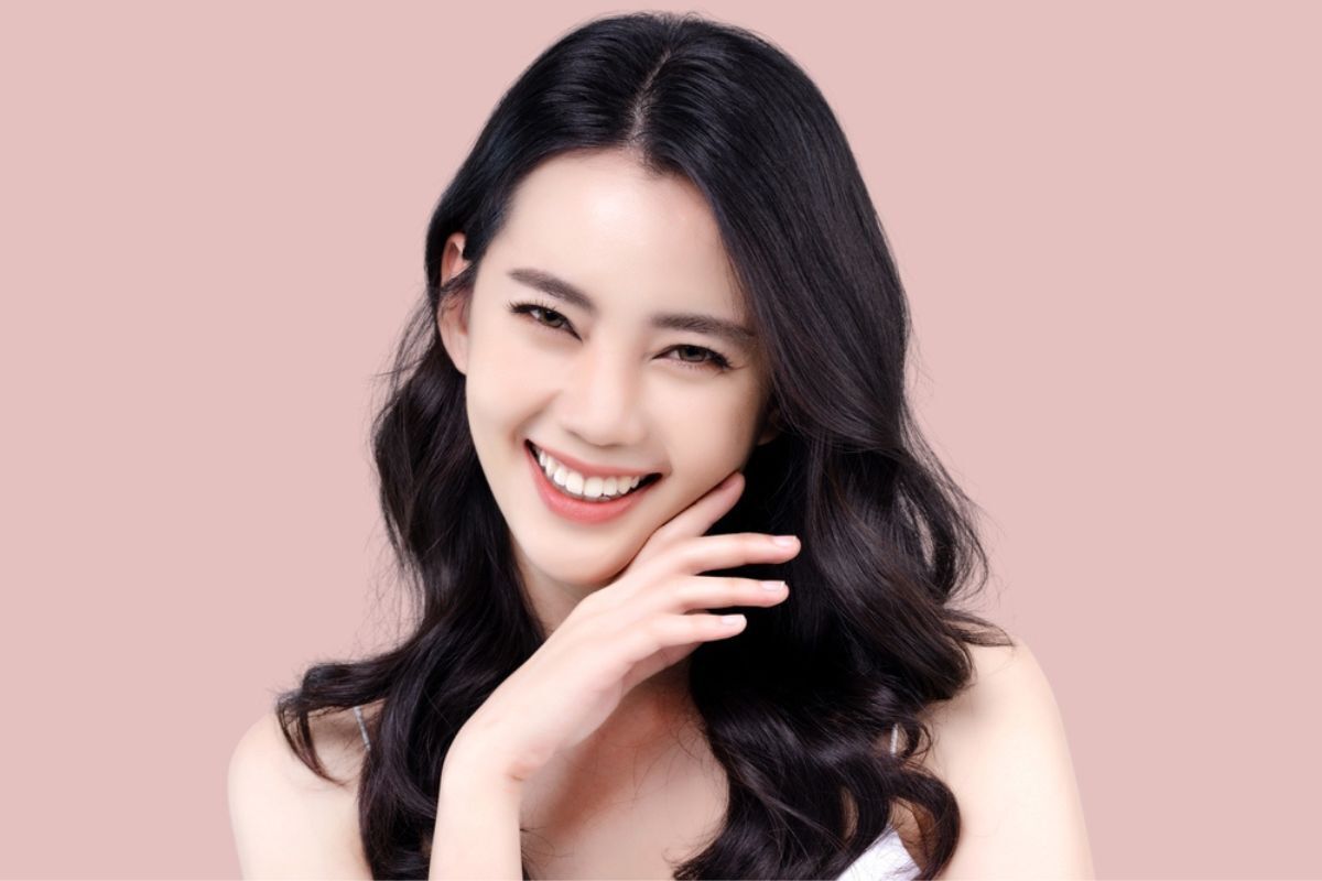 lợi ích của việc ăn chay lợi ích của việc ăn chay tóc trở nên bóng mượt cô gái cười tươi với mái tóc xoăn nhẹ trên nền hồng