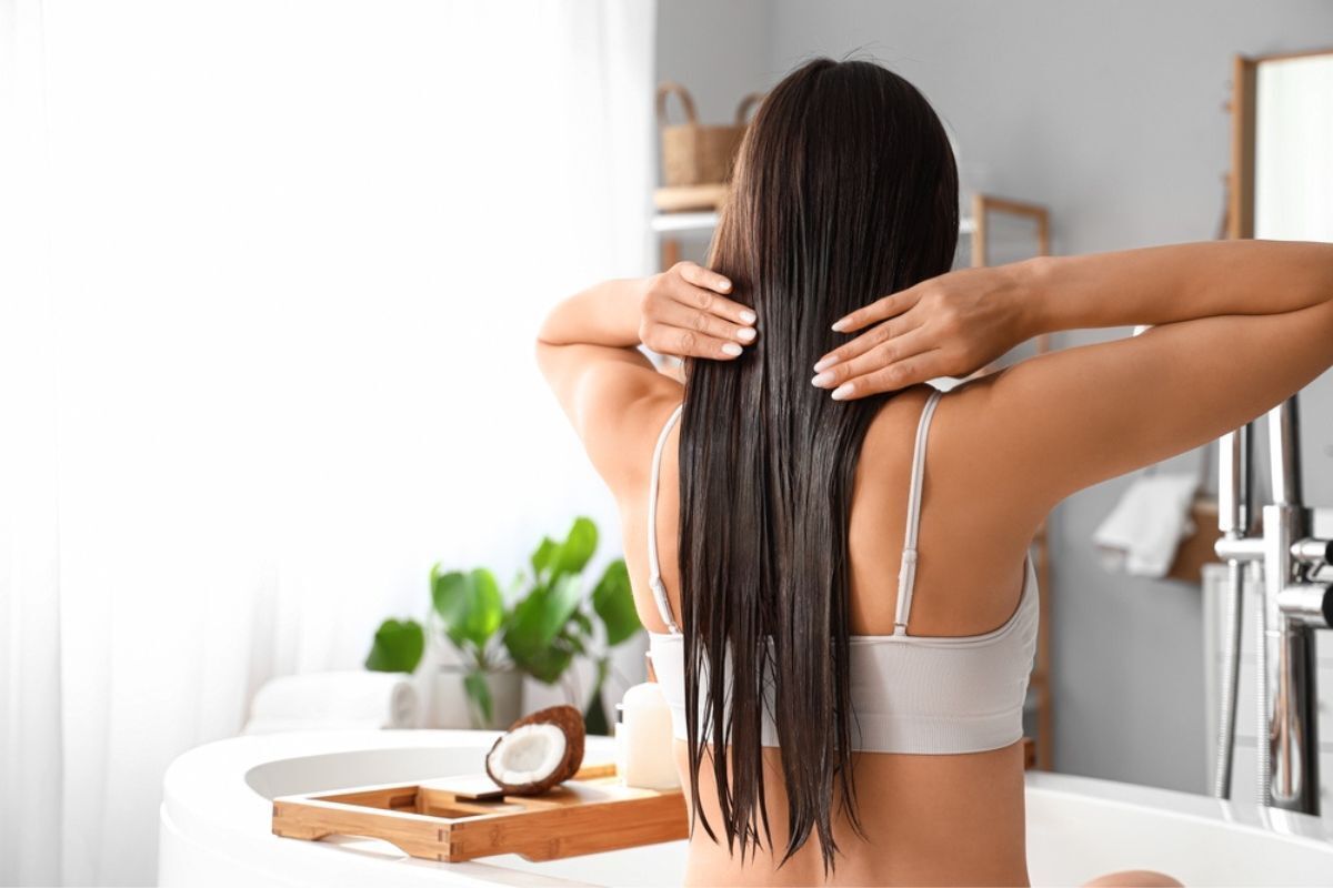 lợi ích của việc ăn chay lợi ích của việc ăn chay chăm sóc tóc đúng cách cô gái đứng quay lưng trong nhà tắm tay chạm vào mái tóc dài