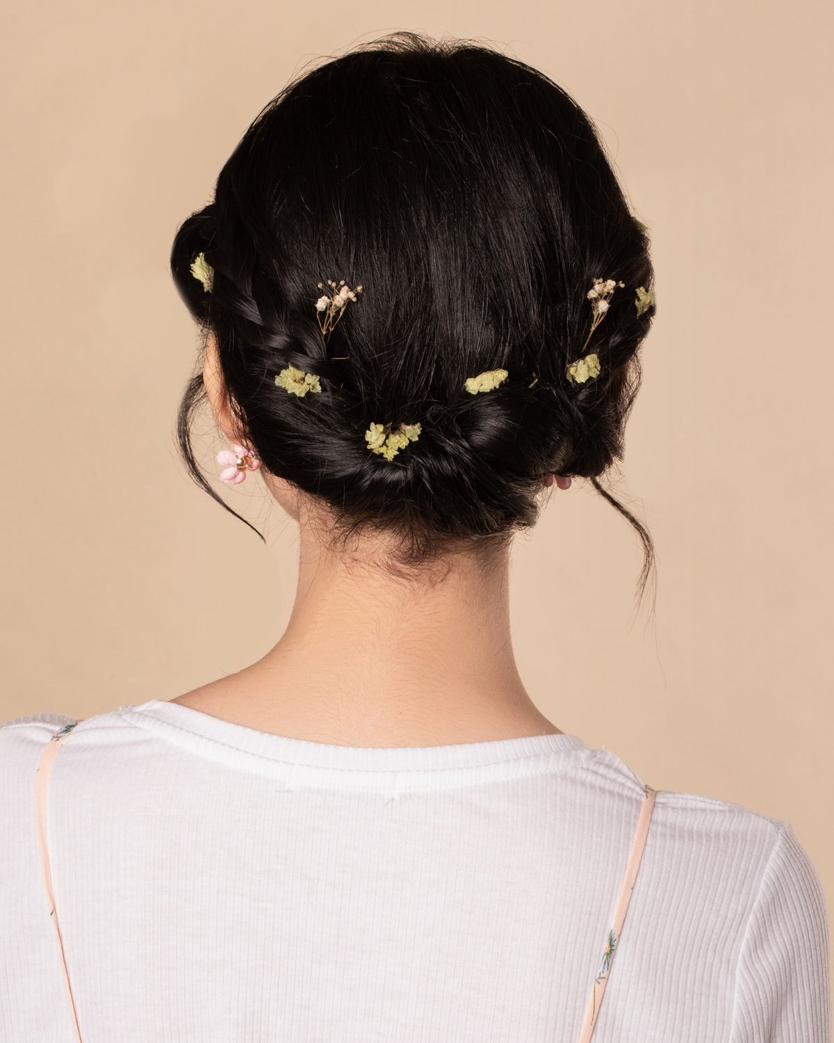 Kiểu tóc tết và cuộn phía sau gáy 