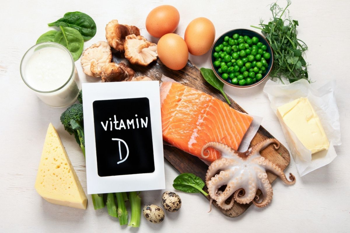 tắm nắng tắm nắng đúng cách cho người lớn mắt thực phẩm bổ sung vitamin D cá hồi đậu hà lan bạch tuộc trứng cút bông cải xanh bơ phô mai trứng gà rau chân vịt sữa kế bên bảng vitamin D