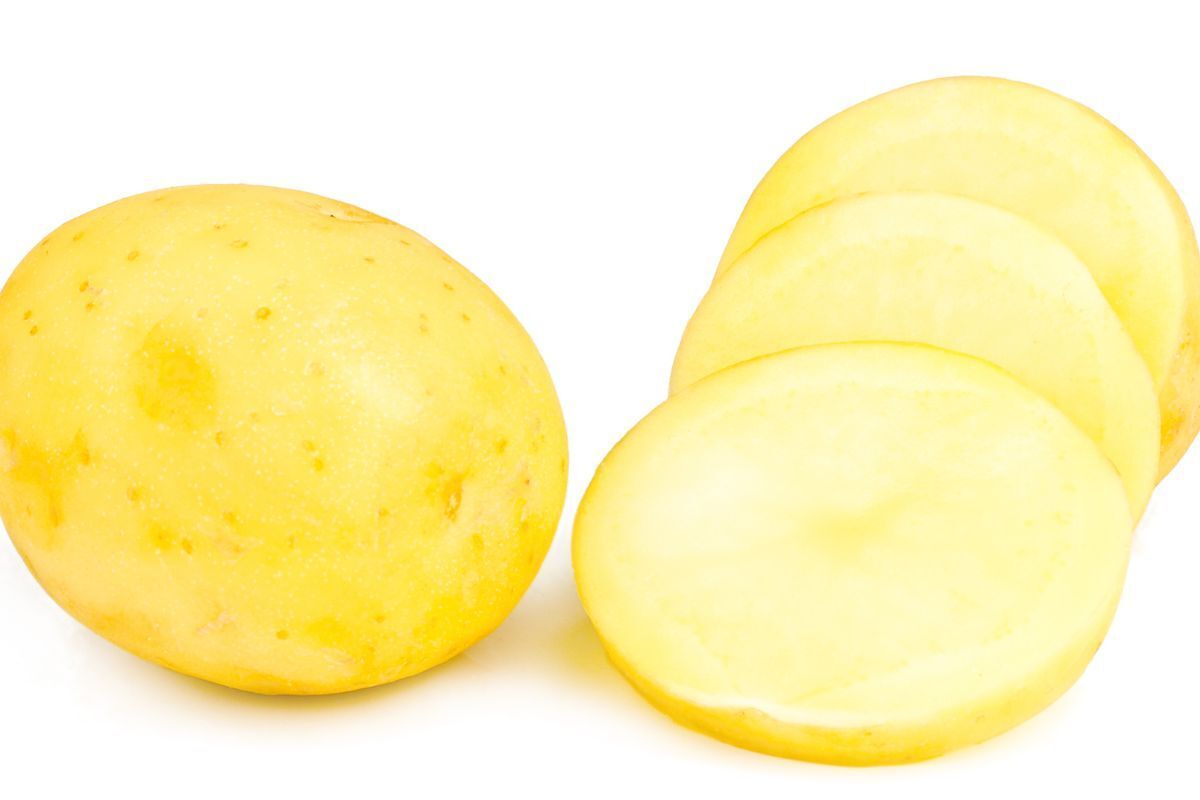 da bị cháy nắng củ khoai tây kế bên những lát cắt khoai tây