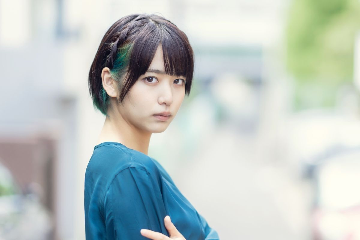 Kiểu tết tóc ngắn với băng đô bím tóc