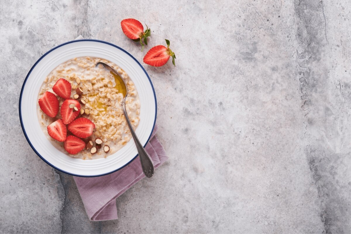 cách tẩy da chết tại nhà bằng yến mạch và dâu tây chiếc đĩa tròn đựng những trái dâu cắt đôi và bột yến mạch