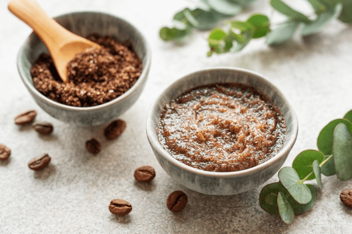 cách tẩy da chết tại nhà bã cà phê khô đựng trong bát bên cạnh là bã cà phê ẩm ướt đựng trong bát khác