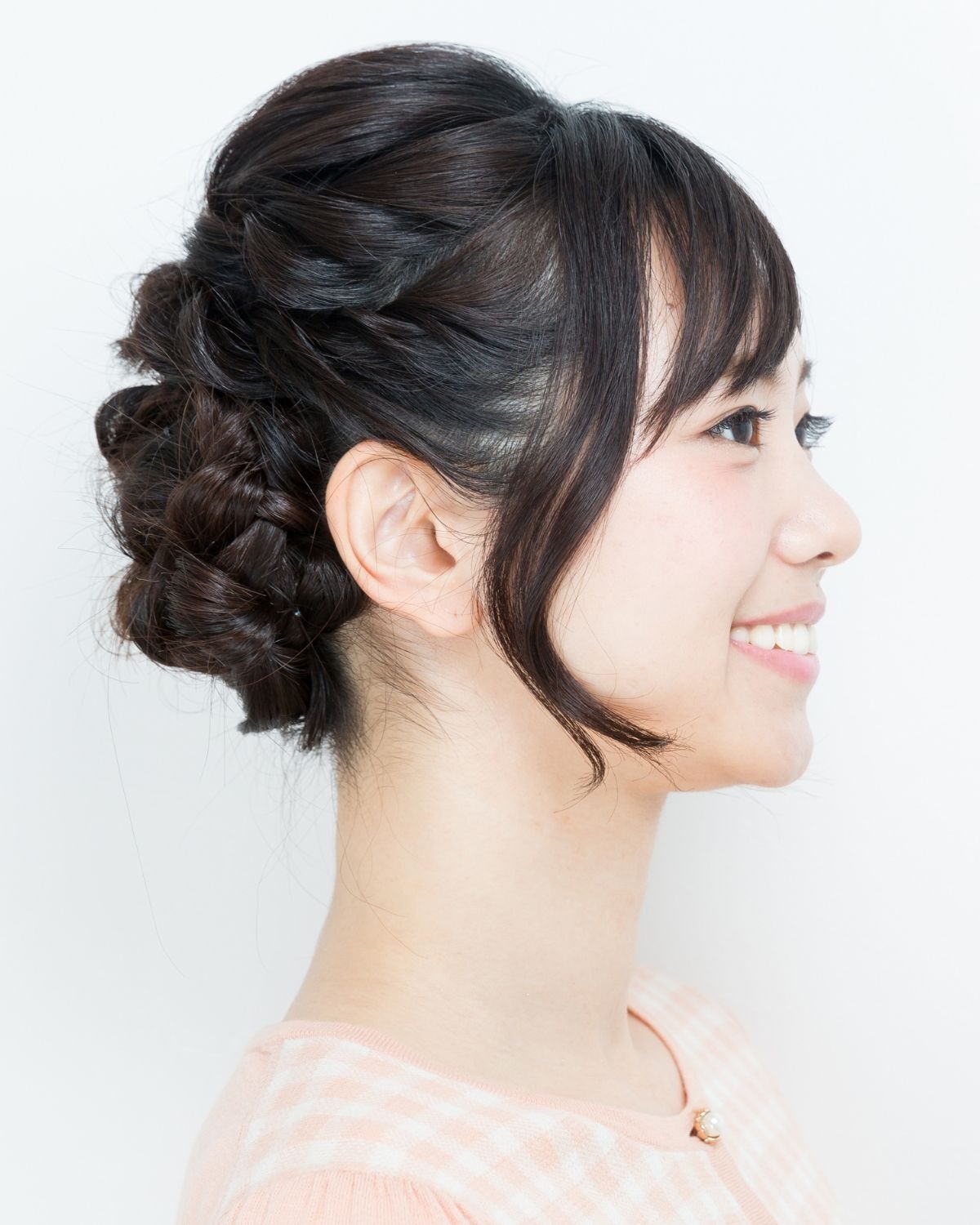 Tết tóc búi giả phía sau đầu 