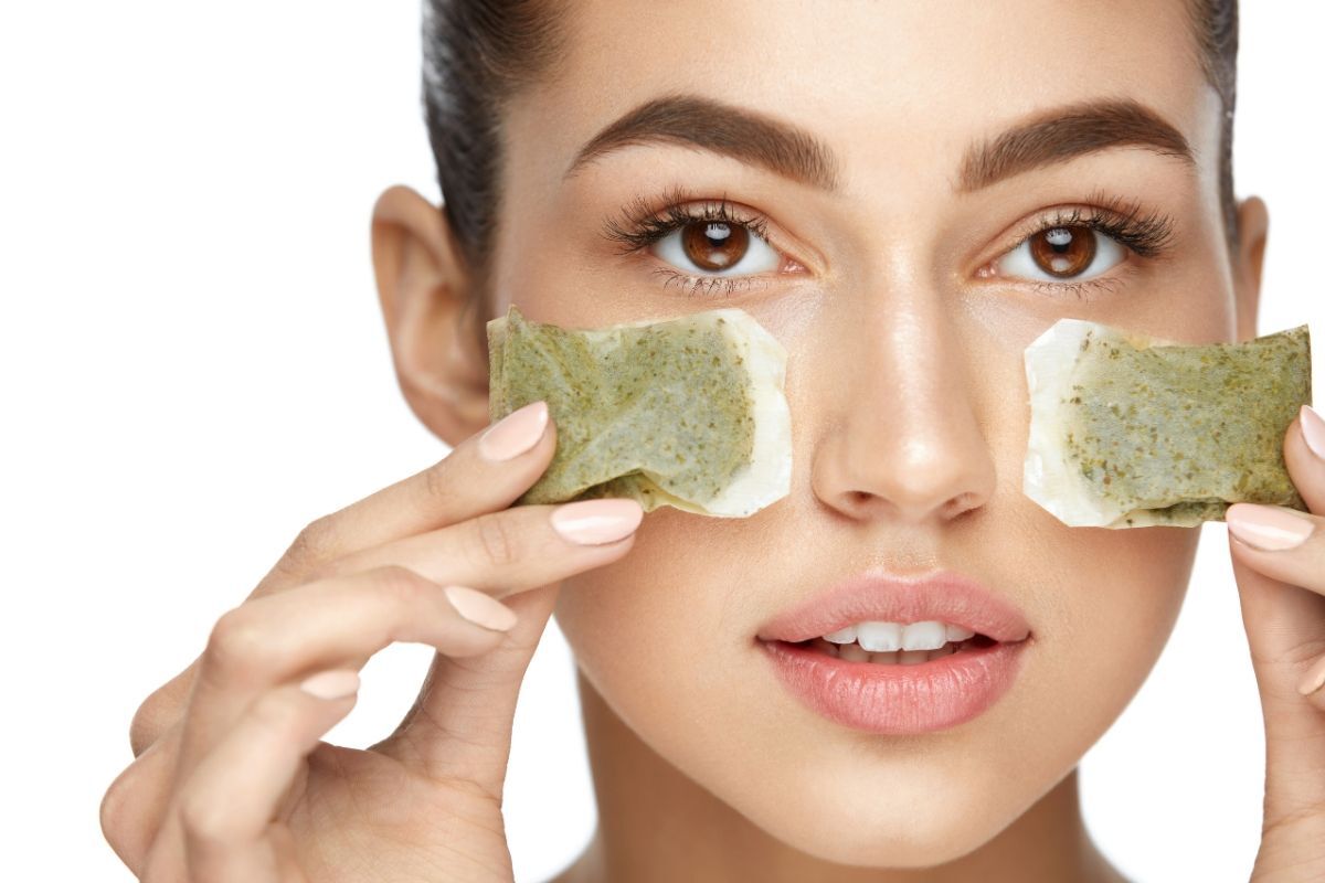 kem xóa nếp nhăn vùng mắt cô gái đắp hai gói trà túi lọc dưới vùng bọng mắt 