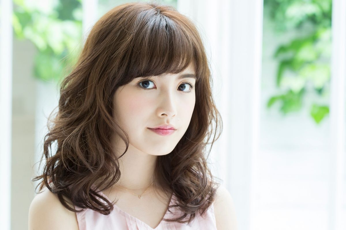 Tóc ngắn xù mì cho mặt tròn