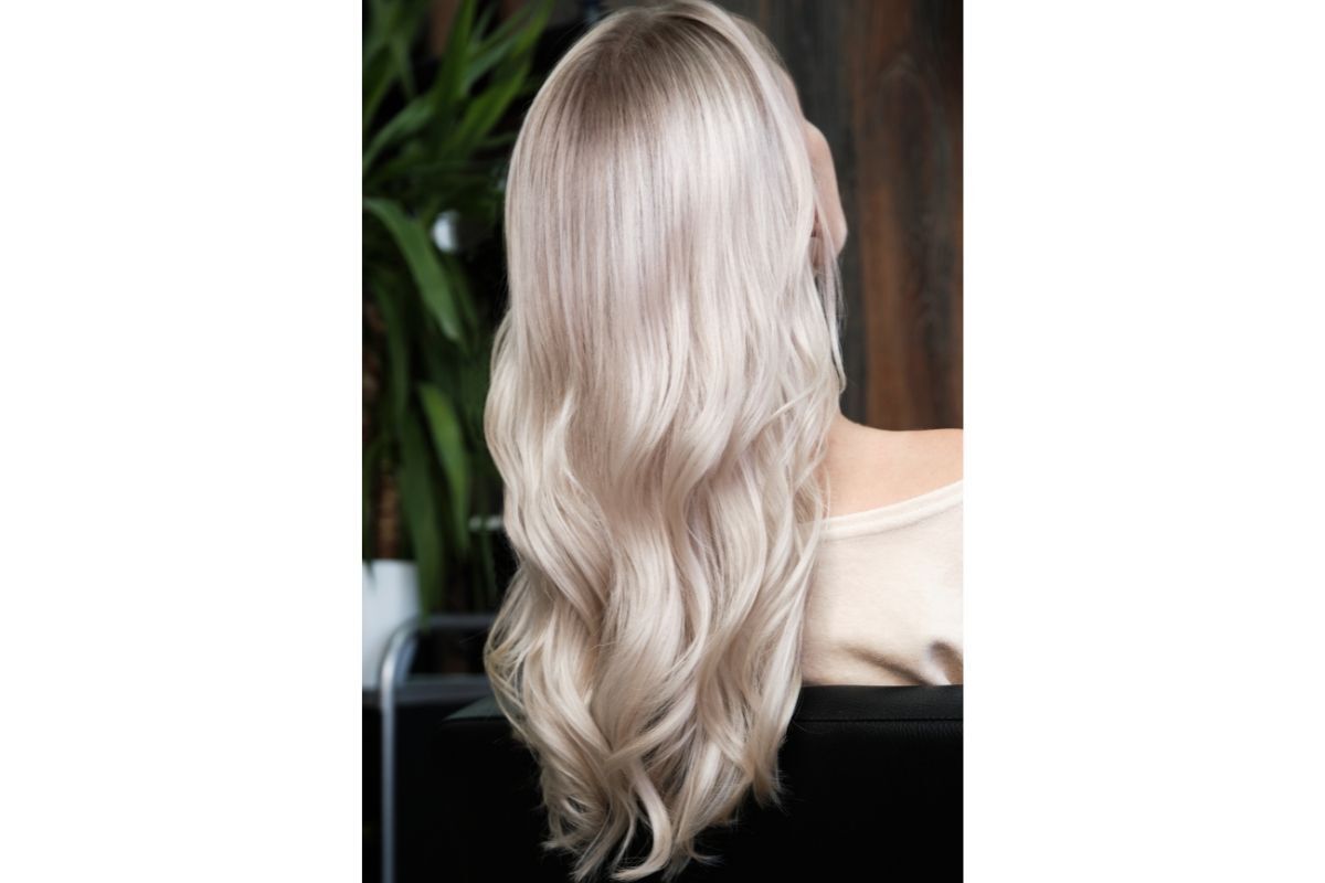 tóc dài uốn đuôi cô gái đuôi tóc bạch kim gợn sóng quay lưng