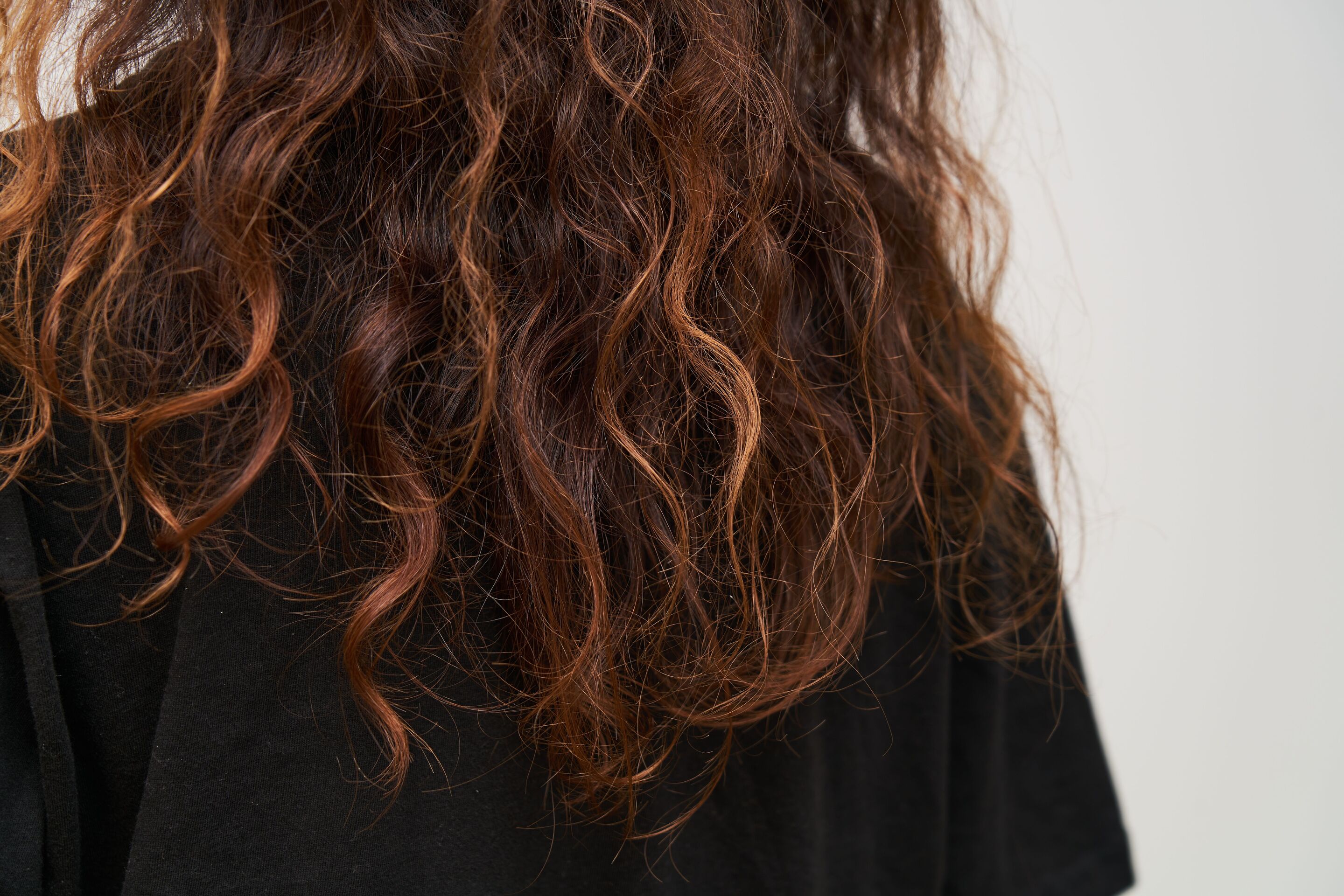 vì sao tóc uốn bị xù 