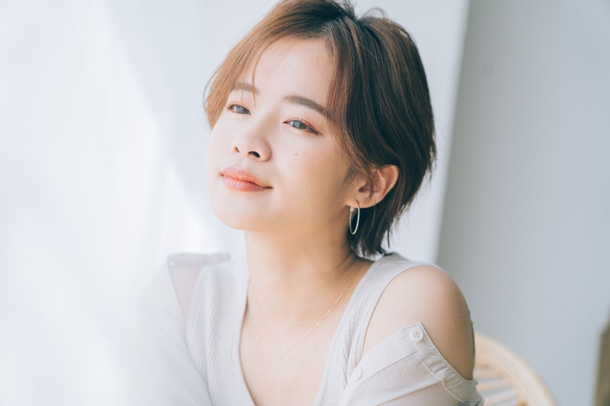 Tóc mái bay vẫn chưa hết hot và bạn có thể diện vào tết này cô gái mặc áo màu trắng đang ngồi nhìn ra ngoài cửa sổ ảnh chụp trong phòng