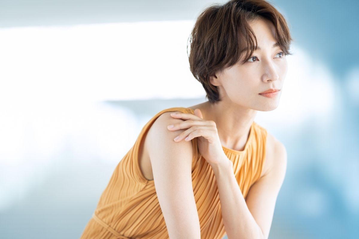 Tóc mái bay vẫn chưa hết hot và bạn có thể diện vào Tết này cô gái mặc váy màu vàng đang nhìn sang bên phải phía sau bị làm mờ