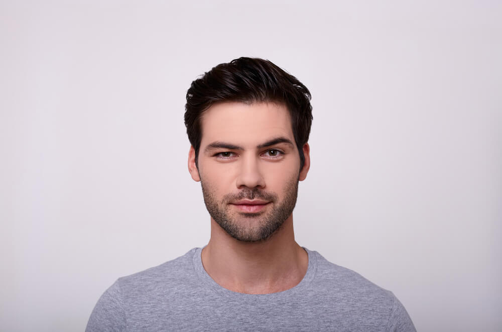 dưỡng tóc nam tóc thẳng chàng trai tóc đen thẳng mặc áo xám nhìn thẳng vào ống kính