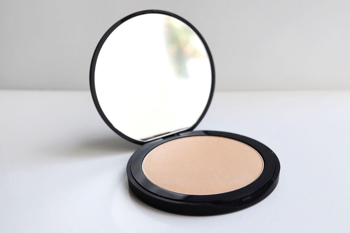 phấn phủ kiềm dầu hộp phấn phủ dạng nén vỏ màu đen để mở trên mặt phẳng màu trắng