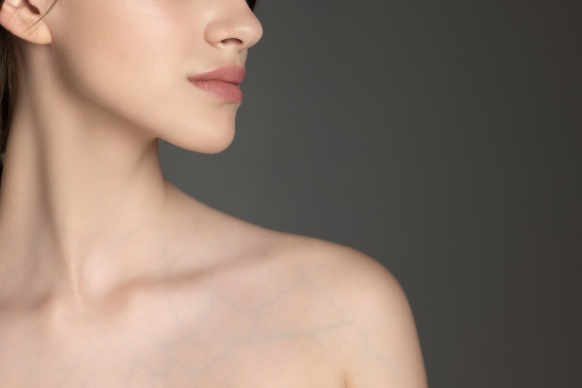 da nhạy cảm là gì cô gái chụp nửa người nhìn nghiêng sang một bên