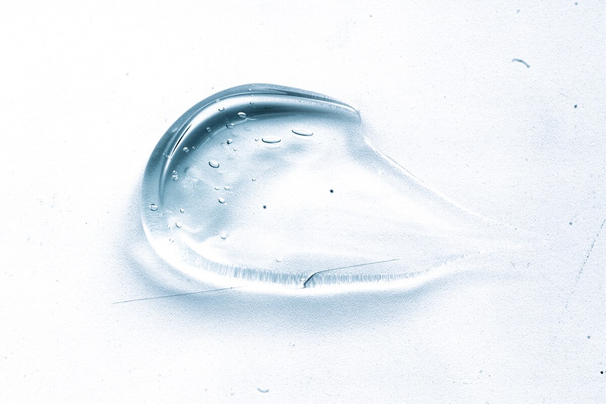 da nhạy cảm lưu ý khi tẩy da chết kết cấu gel màu xanh ombre trên nền trắng