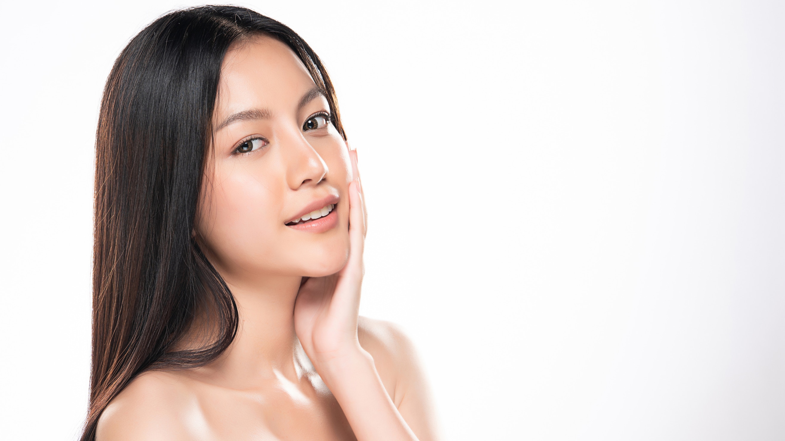 da nhạy cảm cô gái xoay nửa người nhìn vào ống kính tay chạm vào má