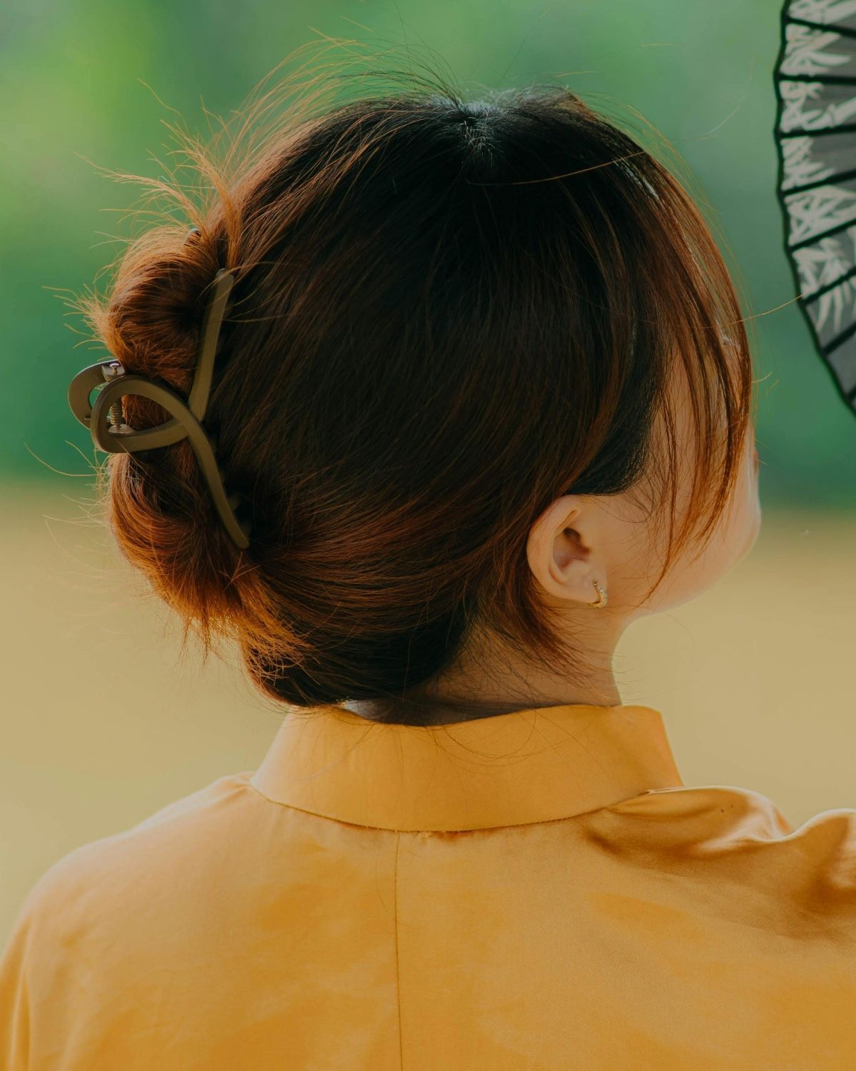 Cách búi tóc bằng kẹp càng cua