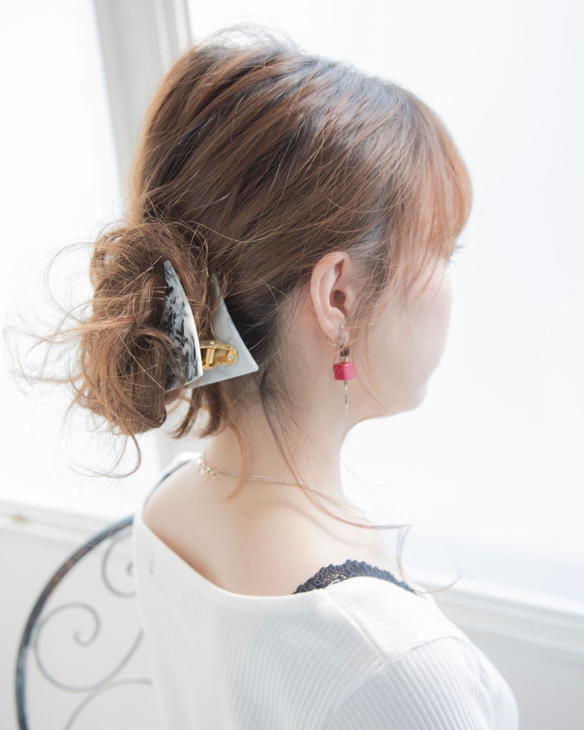 Cách búi tóc củ tỏi bằng kẹp càng cua