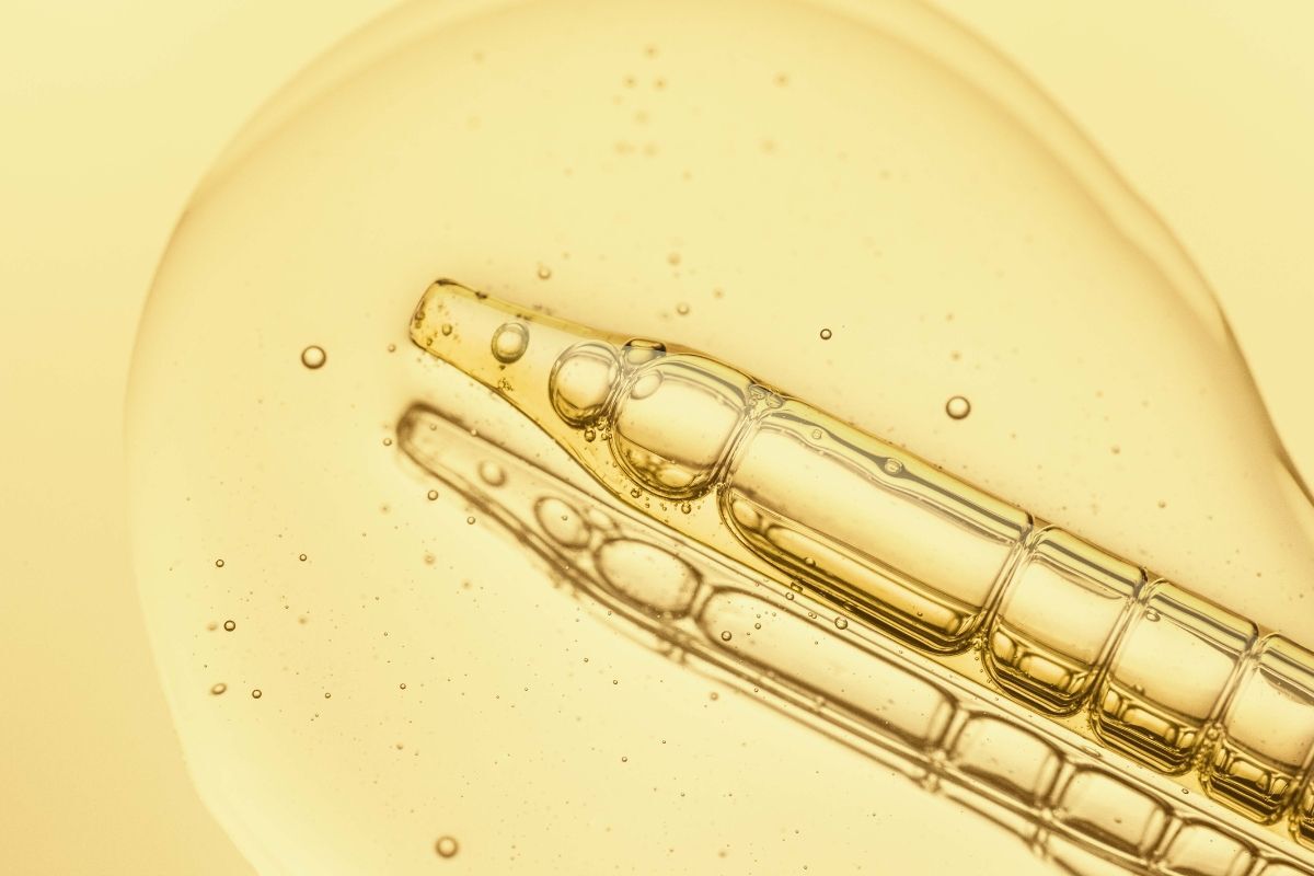 Sử dụng serum hoặc tinh chất dưỡng da