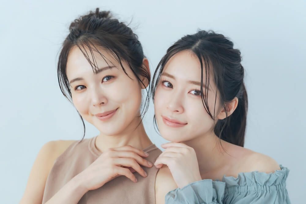 dược mỹ phẩm cách chọn dược mỹ phẩm ngăn ngừa lão hóa da hai cô gái đang mỉm cười