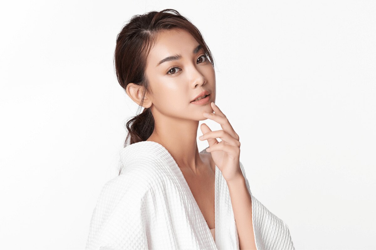 serum là gì serum có tác dụng gì cô gái mặc áo choàng tắm nhìn nghiêng trên nền trắng