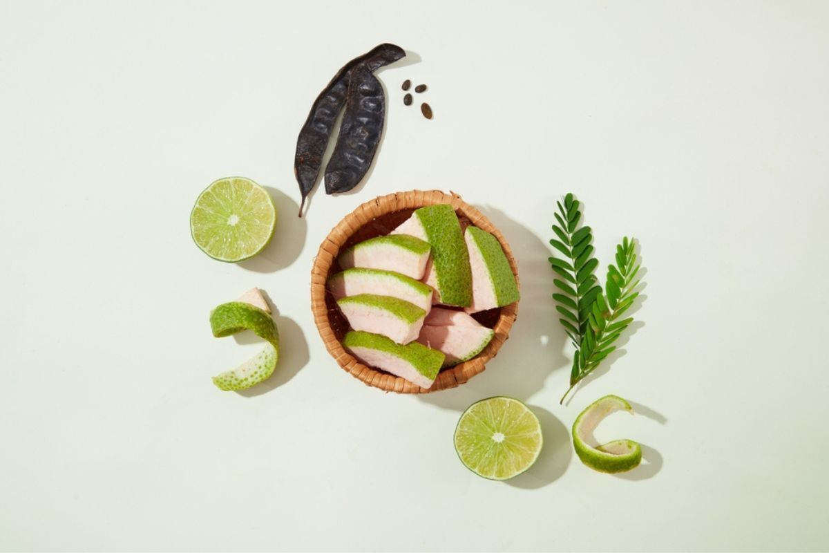 Cách trị tóc bạc sớm ở nữ vỏ bưởi đựng bên trong giỏ mây, trang trí bằng chanh, dương xỉ và bồ kết