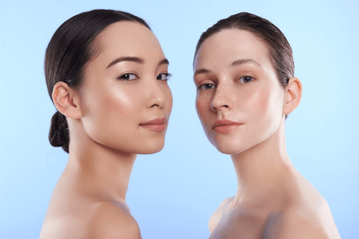 serum là gì serum có tác dụng gì phục hồi và tái tạo da hai cô gái đứng quay mặt vào nhau, nhìn nghiêng vào ống kính