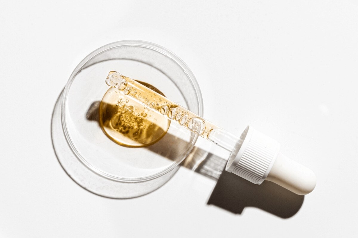 serum là gì serum có tác dụng gì se khít lỗ chân lông ống serum màu vàng trên dĩa tròn trong suốt