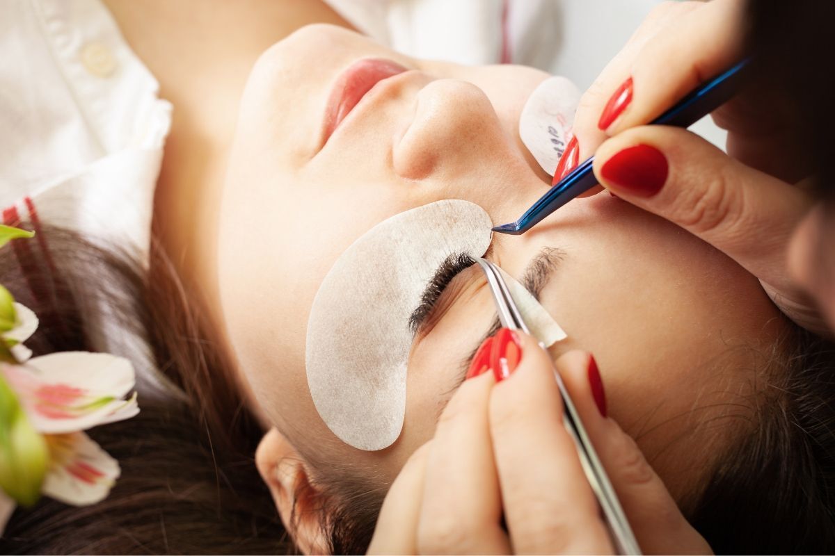 Nối mi volume cô gái đang nhắm mắt