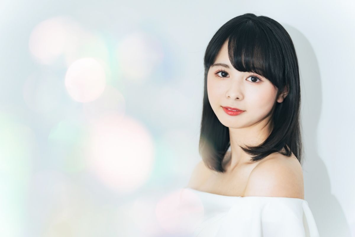 ba kiểu tóc mái đẹp cho mặt tròn cô gái tóc đen cúp ngang vai nhìn thẳng vào ống kính trên nền trắng có ánh đèn