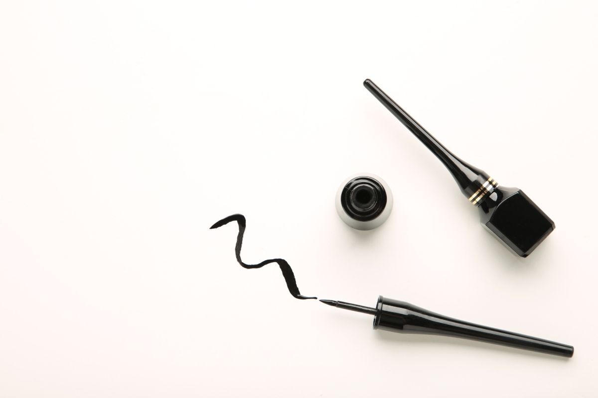 cách vẽ mắt cho người mới học hai lọ eyeliner đứng và nằm trên nền trắng